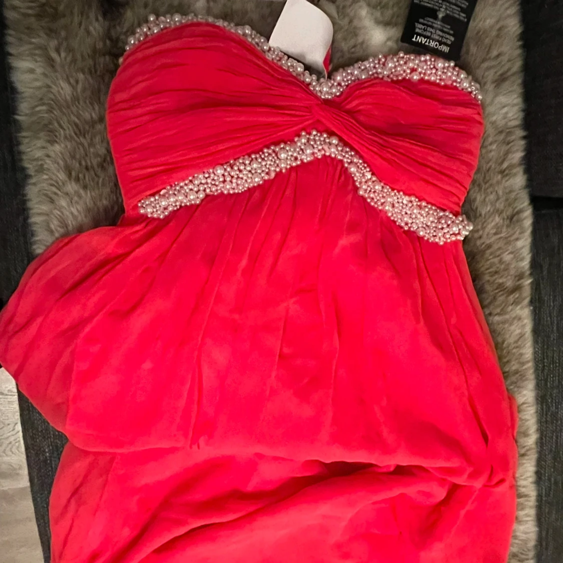 Röd axelbandslös klänning med pärlor - 1