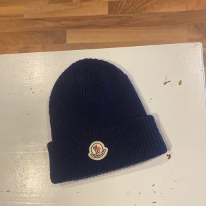 Moncler mössa - En fin moncler mössa i bra skick. Passar perfekt till kalla tider, kontakta vid frågor.