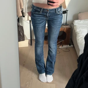 Låg midjade bootcut jeans - Sjukt snygga och trendiga lågmidjade bootcutjeans. Skulle säga att storleken är S. Jag är 170 cm