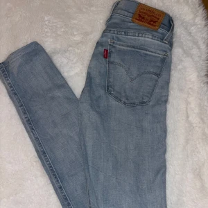 Ljusblå jeans från Levi's - Snygga ljusblå low waist jeans från Levi's knappt använda. Sitter sjukt bra!! strl 23 