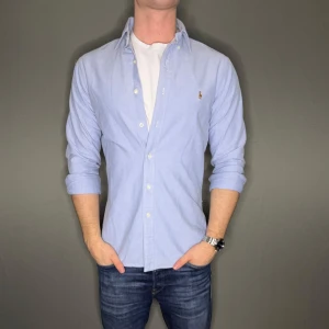 Ralph lauren skjorta - Hej säljer nu min fina Ralph Lauren skjorta i storlek M. Den är i nyskick och kommer vara otroligt snygg nu i vinter och framåt våren. Nypris cirka 1500kr! Vi kommer att sälja liknande produkter nu närmare våren så glöm inte följa profilen!🌊🍾