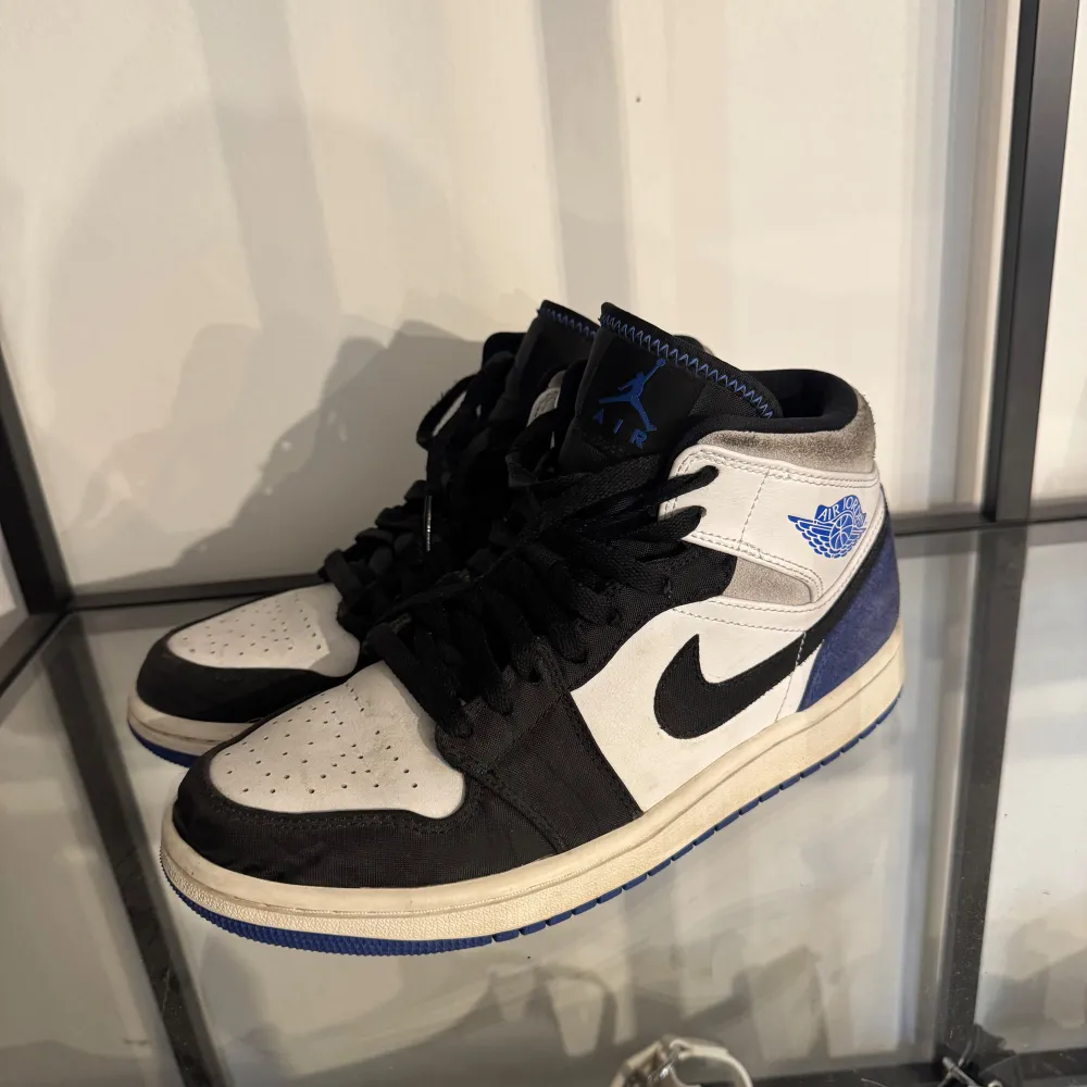 Air Jordan 1 Mid SE 'Union' sneakers i blå,svart o mocka. Aldrig använda lch endast stått på hyllan och samlat damm. Nypris 3000.. Kengät.