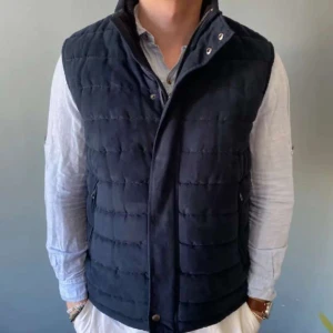 mocka väst från mango - Snygg svart mocka dunväst med dragkedja och knappar. Säljer för den va för stor. Hör av dig vid frågor. Modellen på bilden är 185 /Tom