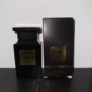 Tom Ford Parfym  - Säljer denna fräscha parfym Tom Ford Noir De Noir 100ml..     Mitt pris 800, Nypris 2600. Använt några sprut men inte alls mycket 