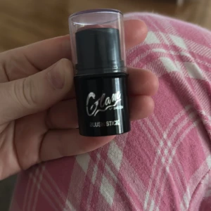 Blush Stick från Glam - Säljer en praktisk Blush Stick från Glam. Den kommer i en smidig svart hylsa med genomskinligt lock, perfekt för att ge kinderna en fräsch och rosig ton. Enkel att applicera och ta med sig i väskan.