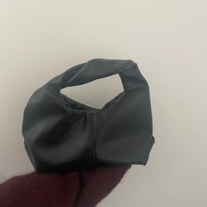 svart skinn väska - Helt ny! svart skinn väska utan märke. Fin och rymlig 💌