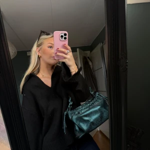 Stickad tröja  - Snygg svart stickad med vring och krage 😍😍