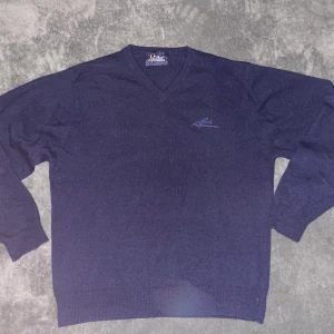 Mörkblå vintage tröja från Peak Performance - Säljer en stilren mörkblå tröja från Peak Performance med v-ringning. Tröjan har långa ärmar och ett diskret broderat märke på bröstet. Perfekt för en avslappnad och snygg look.