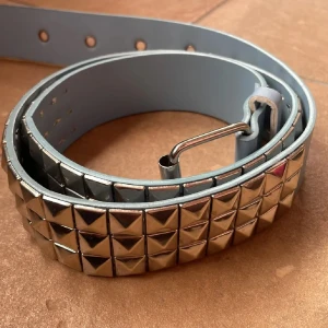 Ljusblått nitbälte - Blått nitbälte jag köpt på marknad i spanien. Säljer pga har inte kommit till användning alls, så den e i gott skick🤘110cm