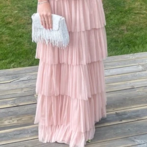 Balklänning  - Säljer denna super fina balklänning då jag köpte den på Plick men den var tyvärr för liten. Den är Perfekt för speciella tillfällen. Bilderna är från förra säljaren kanske skicka egna om någon är intresserad 