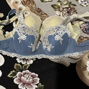 Blå och gula spets-bh Intimissimi - Elegant bh i blått och gul med vacker spetsdetalj. Den har vadderade kupor och justerbara axelband för bästa passform. Perfekt för att känna sig extra fin. Har tagit bort skötsel lapparna