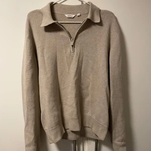 Beige dobber tröja - Denna beiga Donner tröjan är bra skick bara inte struken men stryker innan leverans. Den har en bra passform och passar bäst personer 175-180cm! Använd ungefär 6-7 gånger fortfarande bra skick.