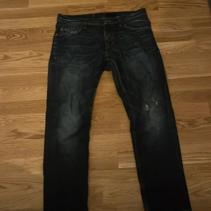 Tiger jeans - TOS jeans som är i storlek 31-32 passformen sitter som straight och de är även slitning vid knät.