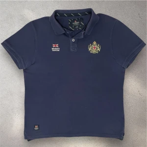 Mörkblå pikétröja från Morris - Mörkblå piké från Morris. Modellelen är 180 cm lång och väger 65 kilo. Skriv vid frågor!