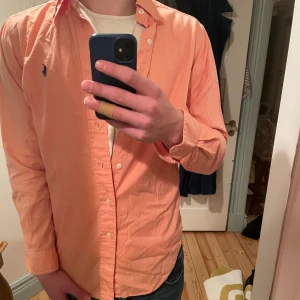 Ralph lauren skjorta - Säljer en rosa Ralph lauren skjorta i ny skick. Ny pris ligger vid 1500. Skriv vid funderingar🙋‍♂️