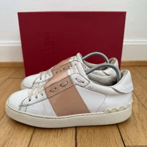 Valentino open sneakers - Säljer nu dessa fina valentino open skor | Storlek 37,5 | Använt skick med lite små skavanker men fortfarande fina och syns inte mycket när dom väl används | Kvitto + box ingår | Hör av er vid frågor eller funderingar 