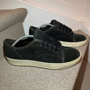 Lanvin | 43 - Säljer dessa exklusiva Lanvins i storlek 43 (UK 9). De är varsamt använda och i nära nyskick (9/10). Skorna har rengjorts både invändigt och utvändigt och är i toppskick till den som köper!  Glansen är som ny 10/10. Pris kan diskuteras vid snabb affär.