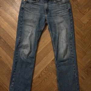 Levis 514 - 32/32 - Snygga Levis 514 jeans i klassisk blå denim. De har en straight passform och är perfekta för en avslappnad stil. 