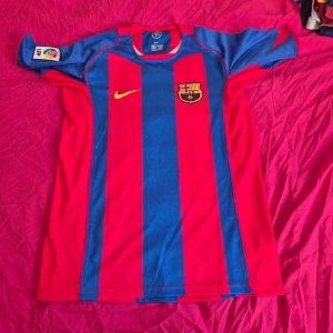 Barcelona fotbollströja  - Säljer en klassisk Barcelona fotbollströja i blått och rött med korta ärmar. Med ”Messi 10” där bak. 