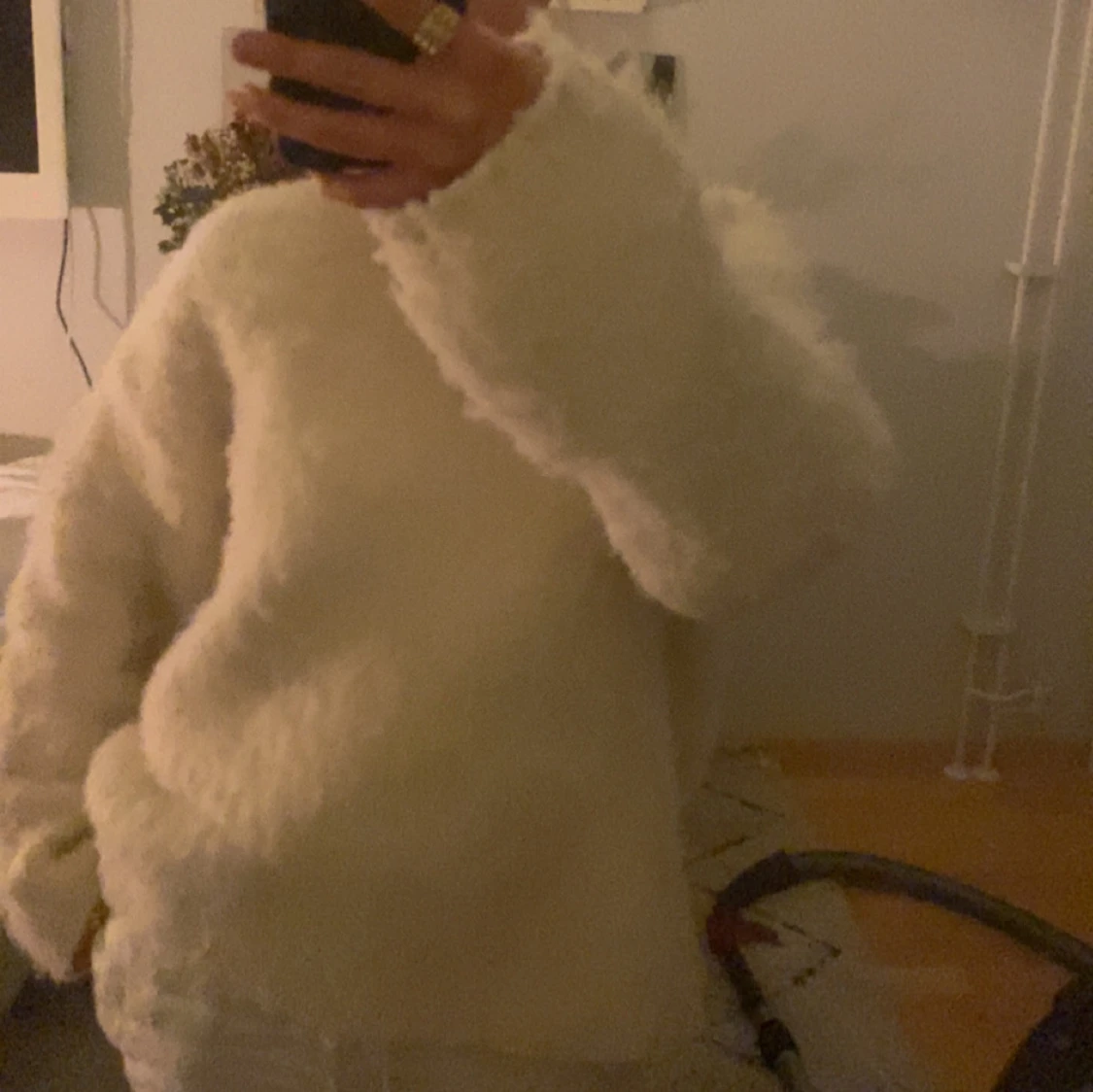 Vit fluffig tröja - 1
