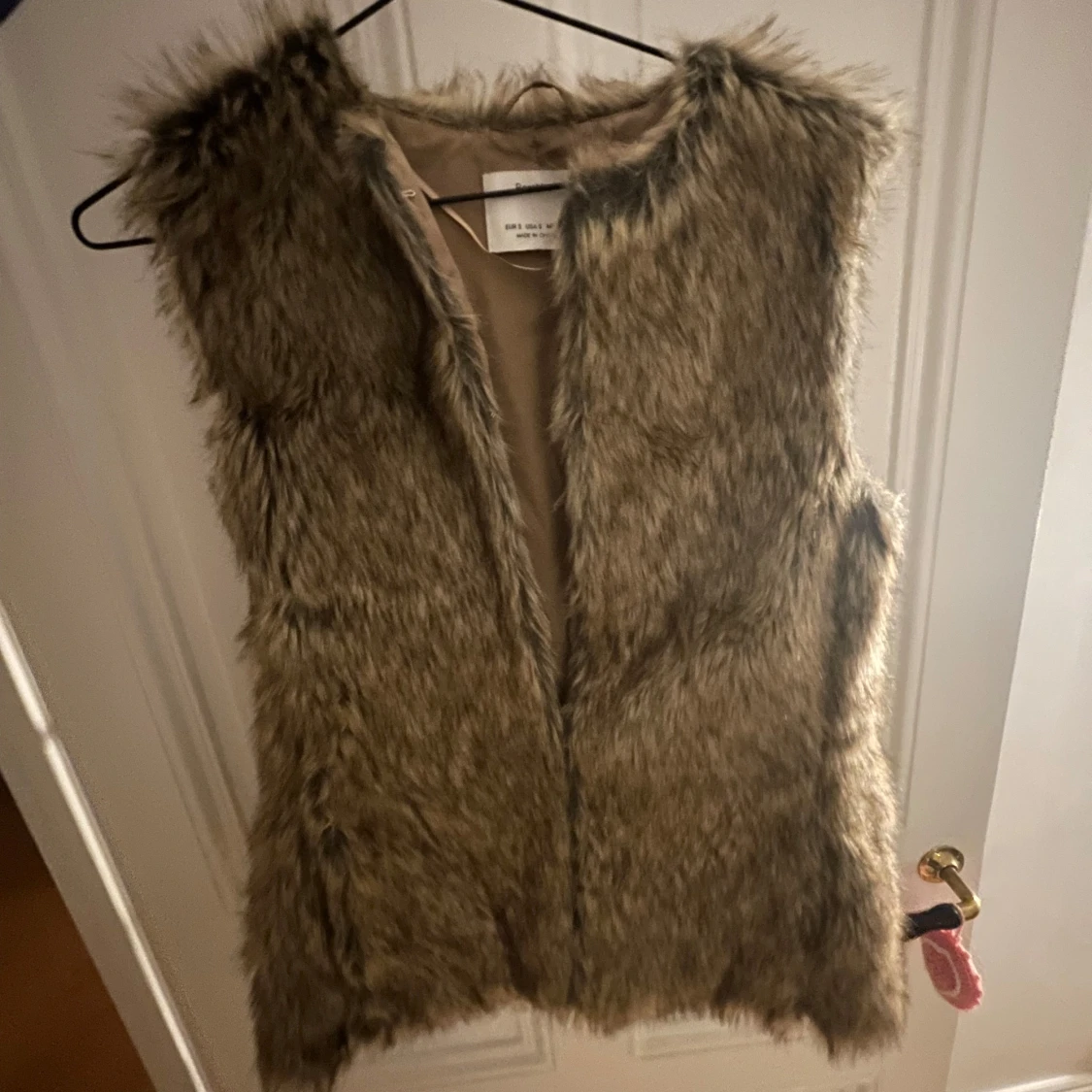 Brun pälsväst från Bershka