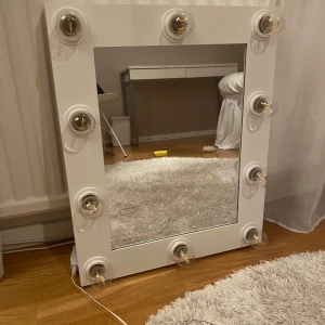 Sminkspegel - Säljer min smink spegel, jätte fin kvalitet går att byta ut alla lampor, får hämtas om man vill köpa vågar inte att skicka den då de är en spegel, Hämtas i varberg⭐️