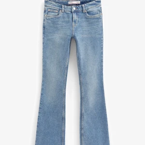Blå bootcut jeans - Snygga blå bootcut jeans från Next. Aldrig använda, i nyskick. Storlek Waist 38, Length 34, långa i benen. 