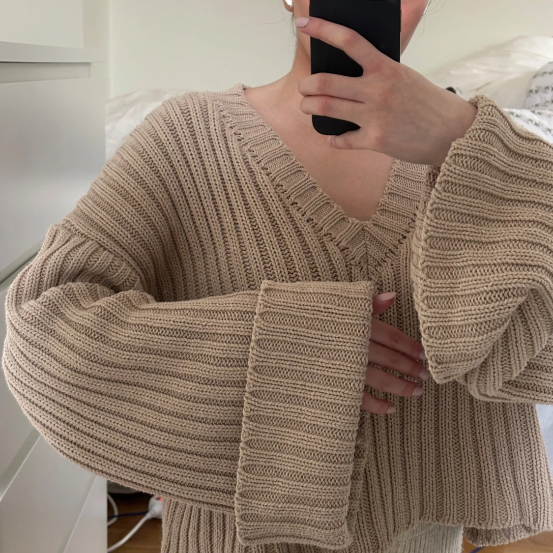 Beige stickad tröja med v-ringning - 2