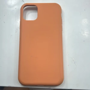 Orange mobilskal - Säljer ett stilrent orange mobilskal med mjuk insida. Skalet har en öppning för kameran och är gjort av ett flexibelt material som ger bra skydd. Perfekt för att ge din mobil en färgglad touch! 📱✨