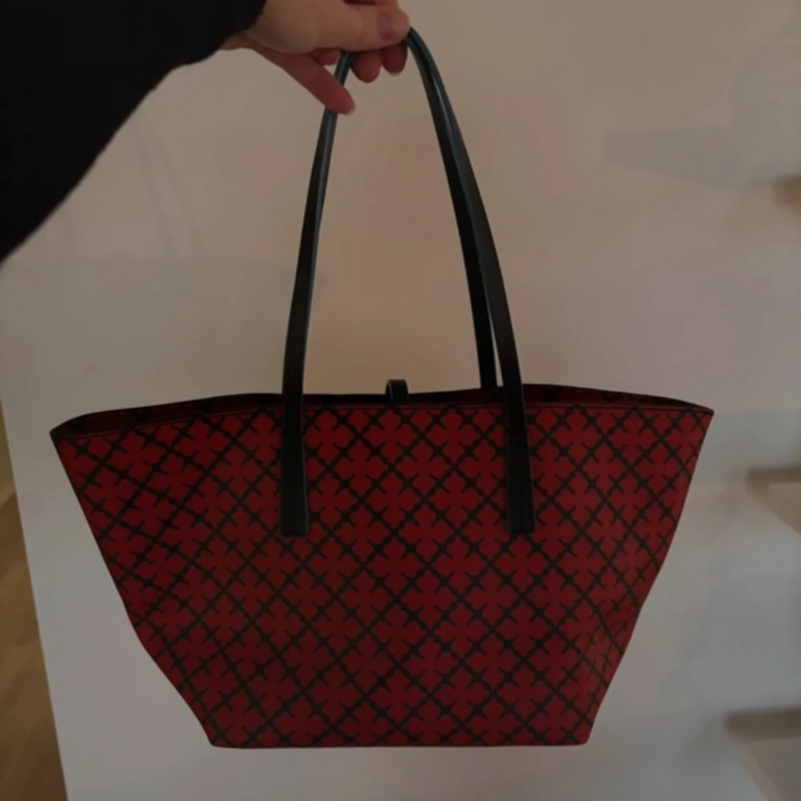 Röd och svart shoppingväska från By Malene Birger - 1