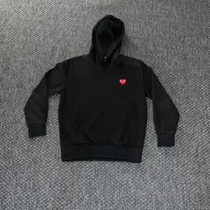 Svart CDG hoodie - Tjena, säljer nu en CDG hoodie i rätt bra skick. Finns tecken på användning och nypris ligger på 2349kr. Kontakta för frågor.