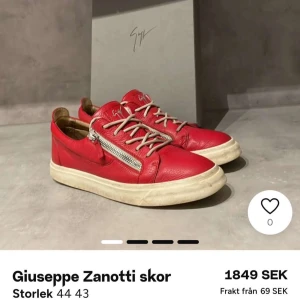 Röda sneakers från Giuseppe Zanotti - Snygga röda sneakers från Giuseppe Zanotti med snörning och dragkedja på sidan. Skorna har en vit sula och är tillverkade i skinn. Perfekta för att ge en färgklick till din outfit.