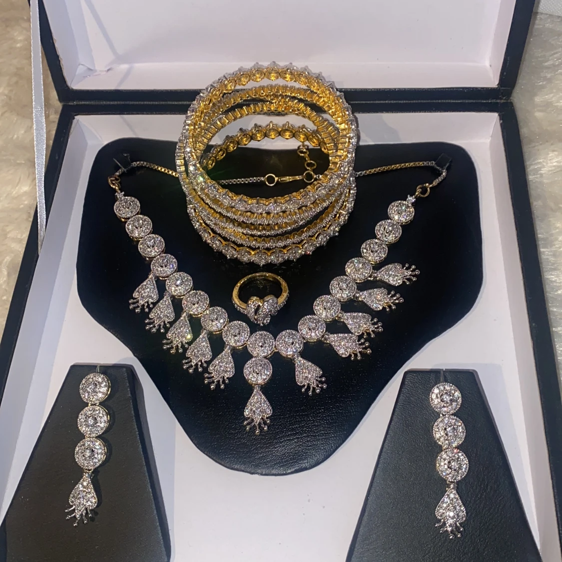 Glittrande smyckeset i guld och silver