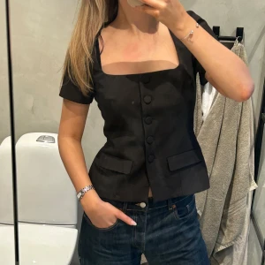 Topp Zara - Så så fin mörkbrun topp från Zara! Denna färg är helt slutsåld och är aldrig använd, lappen kvar! 🤎