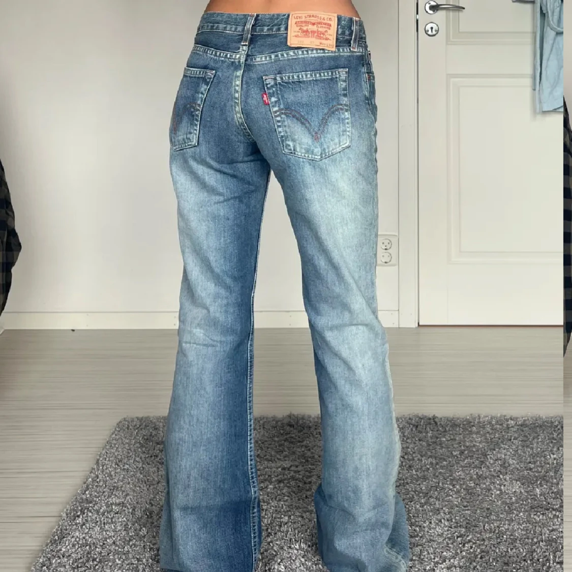 Blå bootcut jeans från Levis - 1