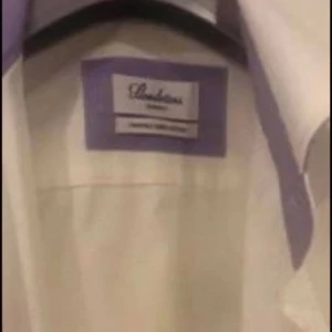 Vit skjorta från Stenströms - Snygg vit skjorta från Stenströms med klassisk design. Perfekt för en stilren look. Skjortan har en elegant krage och är tillverkad i ett mjukt material för extra komfort. Säljer en Stenströms skjorta herr. Använt den 1 gång bara. Storleken är S. Modellen är SLIM. Säljer den för 100 kr.