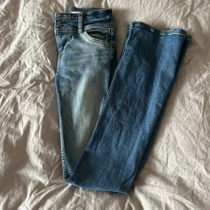 Blå jeans från Bershka - Snygga blå jeans från Bershka med en klassisk design. De har en normal passform och är perfekta för en avslappnad stil. Tillverkade i ett slitstarkt denimtyg.