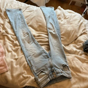 Ljusblå jeans - Snygga ljusblå jeans med en klassisk design. De har en rak passform och är perfekta för en avslappnad stil. Jeansen har fickor fram och bak samt en knapp- och dragkedjestängning.