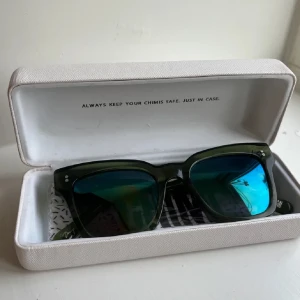  Gröna Chimis - Snygga gröna solglasögon från Chimi med en stilren design. Det är en äldre modell som är skitsnygg. Säljer då jag aldrig använder de❤️