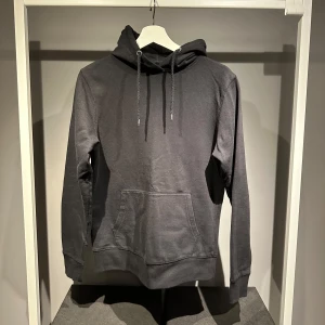 Svart hoodie - Säljer en svart hoodie som har märket lager 157. Skick: 9/10. Hör av er om ni har frågor!