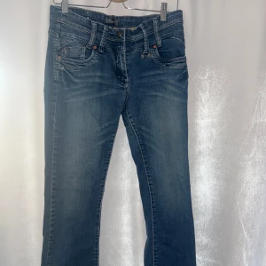 Jeans - Snygga blå jeans från Phildar med dekorativa sömmar. Super coola som jag önskar jag kunde ha, men de är lite för korta för min smak (är 175 cm). Mäter man från insida lår och ner är de ungefär 68 cm