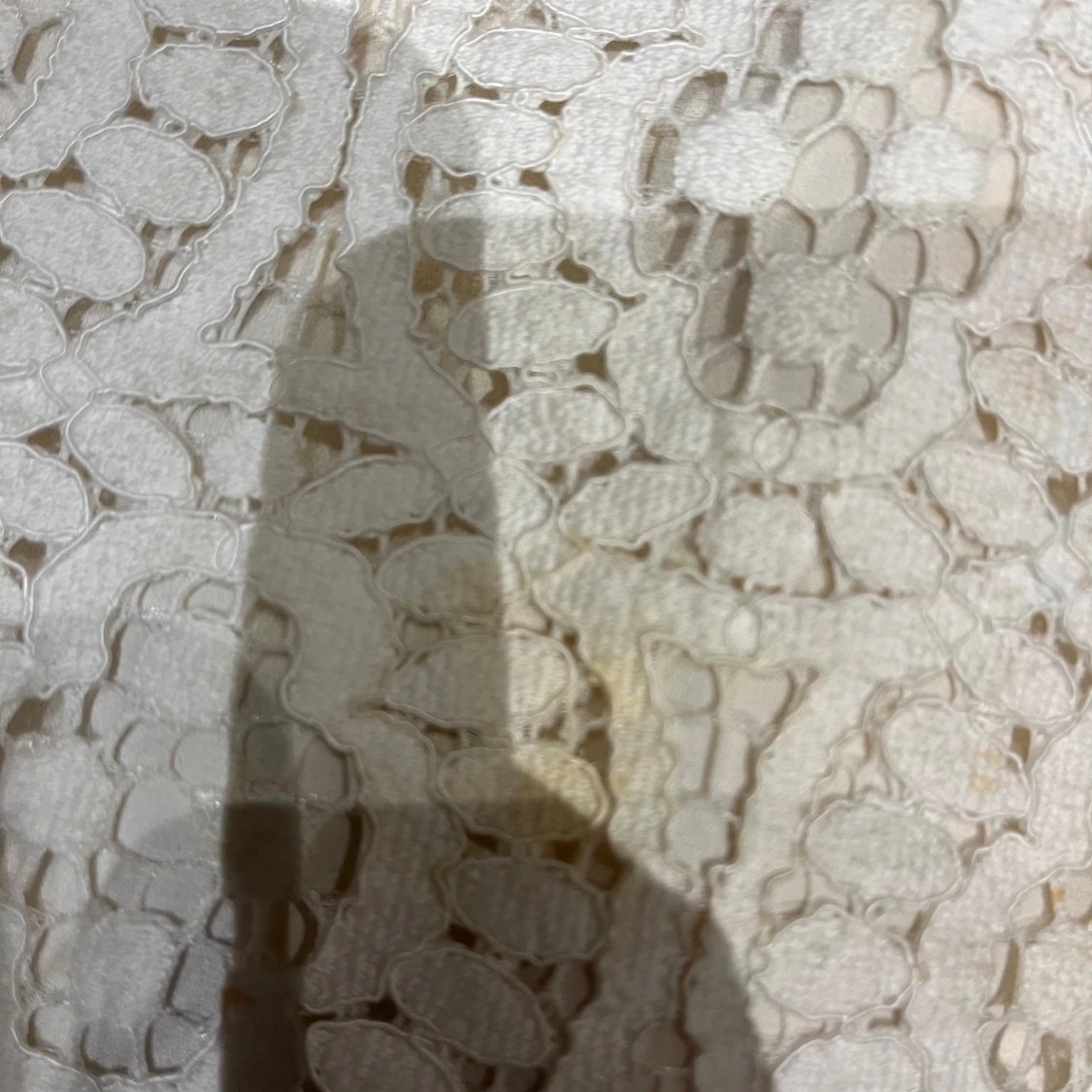 Vit spetsblus med volangdetaljer - 2