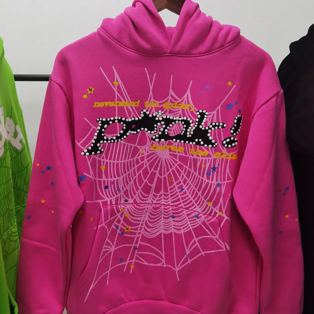 Säljer Sp5der hoodie i helt nytt skick. . Hupparit & Collegepaidat.