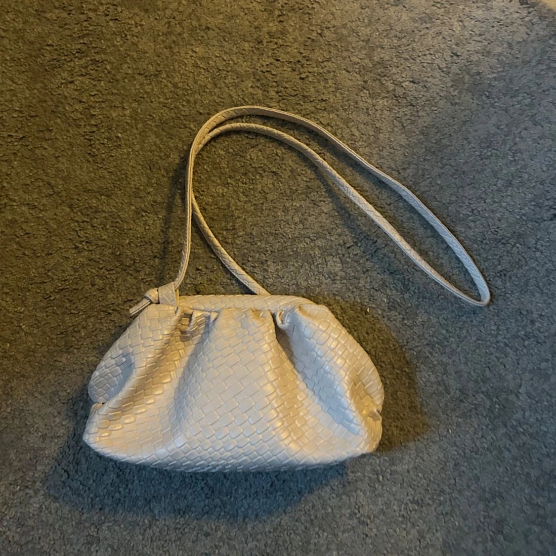 Beige axelväska med flätat mönster