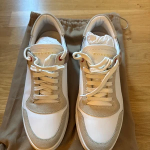 Burberry skor  - Hej!  Säljer mina burberry skor som är i princip helt nya. Detta pågrund av att dem inte används, köpta på Nk för något år sedan men tyvärr har jag slarvat bort kvittot och lådan då jag har många par skor och det är lätt att man råkar slänga bort det. Men bagen på bilden följer med såklart!