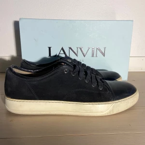 Lanvin cap toe - Säljer dessa stilrena lanvins i bra skick! | Storlek: 44 | Skick: 8/10 | Tillbehör: allt og följer med! | Hör av er om ni har funderingar eller vill ha detaljerade bilder!✔️| Pris kan diskuteras vid en snabb affär!🤝 (inga byten!)