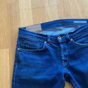 Dondup jeans - Dondup george i mycket bra skick  Aningen små i storleken