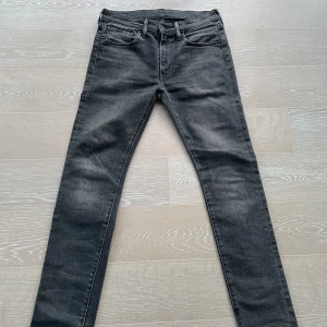 Mörk gråa Levis jeans - Säljer dessa sjukt snygga Levis jeans| mörk gråa/svarta| modell 519 slim fit| storlek 32/32| toppen skick 9/10| hör av er vid intresse