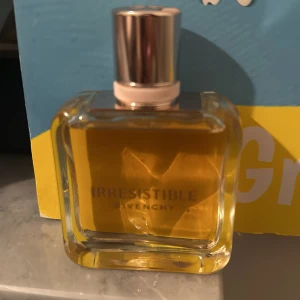 Irresistible parfym från Givenchy - Säljer en elegant parfymflaska från Givenchy, Irresistible.  Köpt 5/2/2025 helt ny bara testad. 50ml 
