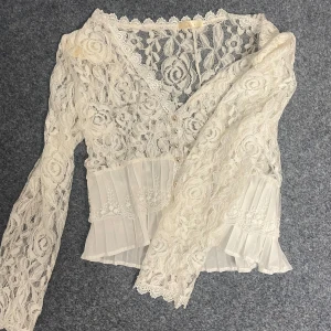 Vintage spetsblus - Köpt på depop för 50$
